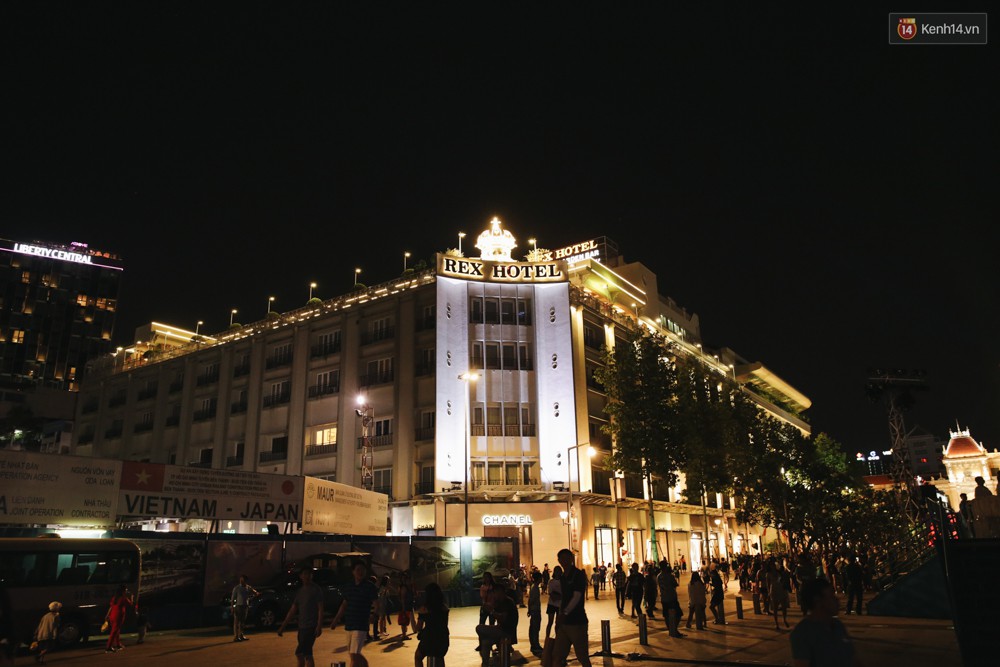 Những địa điểm nổi tiếng Hà Nội - Sài Gòn trước và sau khi tắt đèn hưởng ứng Giờ trái đất! Những địa điểm nổi tiếng Hà Nội - Sài Gòn trước và sau khi tắt đèn hưởng ứng Giờ trái đất!